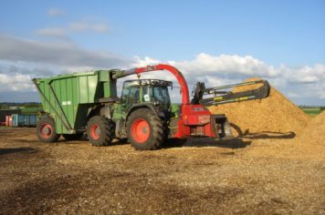 Træfældning Gørlev, Sjælland, traktor læsser flis af